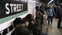 Artista canta el hit de Beyonce Halo en el Metro de Nueva York