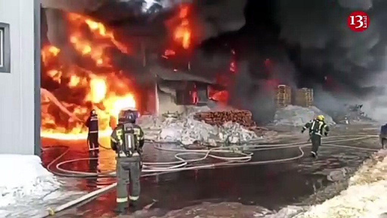 İmages of a massive fire engulfing a large area in Moscow