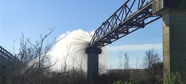 Salta la condotta acqua del consorzio di bonifica al ponte sul Mignone della strada Litoranea