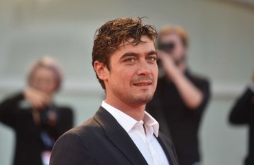 Chiedono a Scamarcio se sia mai andato a letto con una fan: la risposta sincera