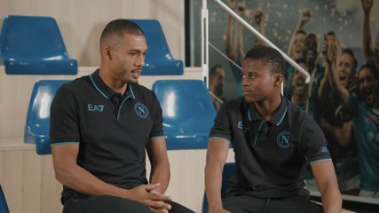 Juan Jesus e un giovane calciatore del Napoli uniti contro il razzismo ⚽