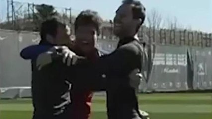 Video, Marcos Alonso: canestro impossibile coi piedi