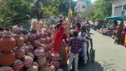 Video...आयड स्थित गंगू कुंड पर पारंपरिक मिट्टी के बर्तनों का भरा मेला