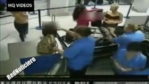 Mujeres borrachas se desnudan en aeropuerto