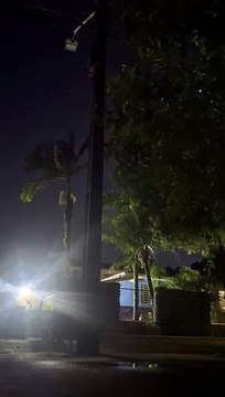 VÍDEO: Morador denuncia problema em poste que acende com chutes em Joinville