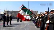 Enrique Peña Nieto hace gesto de burla por lona en Zócalo en contra de la Privatización de PEMEX