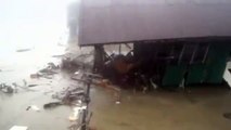 Video muestra como el Tifón Haiyan arrastra casa en Filipinas