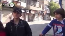 Niños sirios escapan de explosión mientras ofrecían una entrevista para la TV