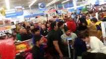 Pelea por una television en el Viernes Negro 2013WalMart