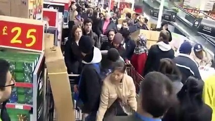 Descargar video: Compradores salvajes del Viernes Negro éxitos del Reino Unido