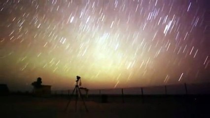 Télécharger la video: Lluvia de meteoros un mero 78000 mph de estelas blancas brillantes