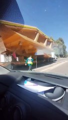 El Convoy con equipos mineros avanza muy lentamente en travesías urbanas