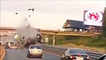 Accidente de Carro hace Volar mas de 20 metros a una mujer