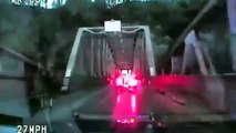 Mujer salta de puente después de persecución policiaca