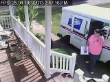 Una trabajdora de correos circula sobre el jardín para entregar un paquete