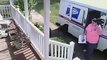 Una trabajdora de correos circula sobre el jardín para entregar un paquete