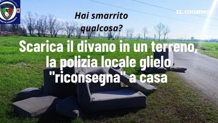 Scarica il divano in un terreno, la polizia locale glielo "riconsegna" a casa