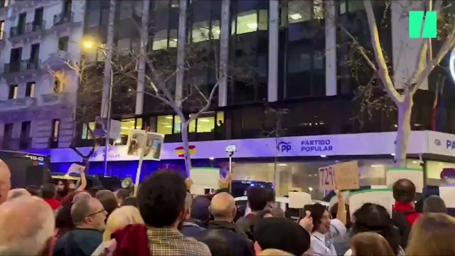Sube la tensión en la manifestación frente a Génova. Unos trabajadores del PP se asoman y gesticulan desde el interior de la sede