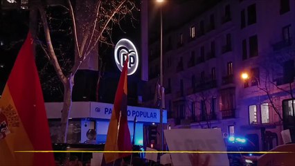 Unas 800 personas piden la dimisión de Ayuso frente a la sede del PP en Madrid