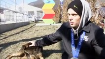 Atleta olímpico de EEUU trata de adoptar perros callejeros en Sochi