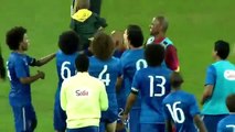 Sudáfrica vs Brasil  Neymar abraza a un niño que entra en la cancha