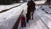 Una pequeña niña y un caballo son los mejores amigos