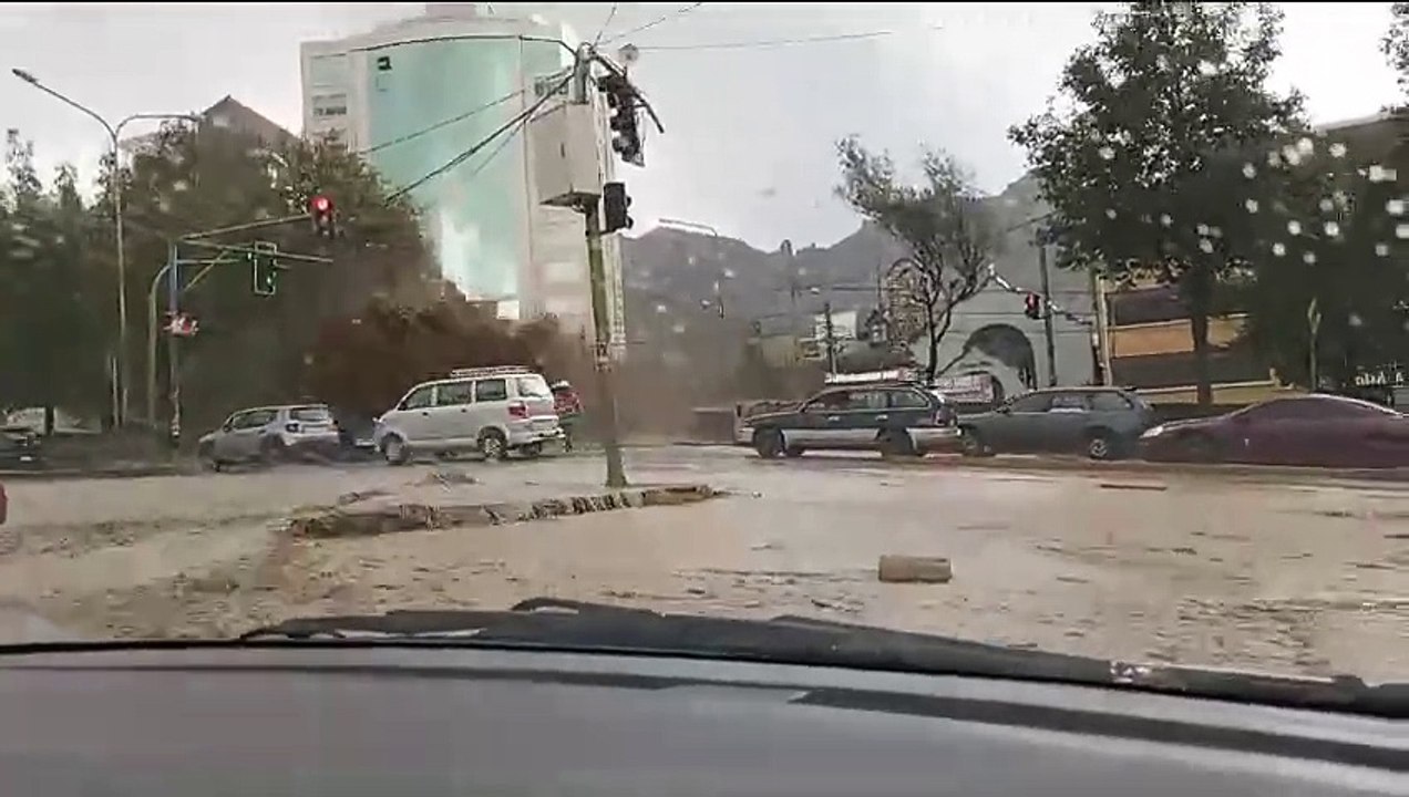 Una persona fue arrastrada por el agua tras el desborde de un río en La Paz