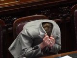 Giorgia  Meloni si copre la testa con la giacca in Aula, perché lo ha fatto