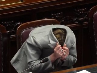 Giorgia  Meloni si copre la testa con la giacca in Aula, perché lo ha fatto