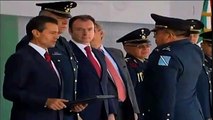 Enrique Peña Nieto no Sabe Saludar a las Fuerzas Armadas