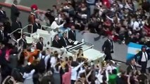 El Papa saluda a los turistas de Semana Santa en Papamóvil