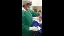Bebé recién nacido intenta caminar en Hospital de Brasil
