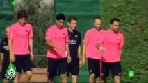 Gerard Piqué se burla de Luis Suárez durante su primer entrenamiento en el Barcelona