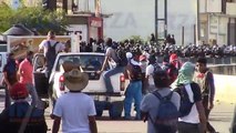 Incendian normalistas de Ayotzinapa camioneta frente de la policía antimotines