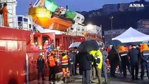 Migranti, Ancona: lo sbarco dalla Ocean Viking sotto la pioggia