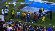 Neymar regala su ropa a los fans hasta quedar en calzoncillos