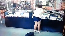 VIDEO VIRAL - CCTV: Mujer pierde sus pantalones mientras robaba