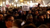 Tributos por los caídos en el ataque a semanario Charlie Hebdo