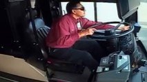 CCTV: Conductor de autobus sobrevive a impresionante choque
