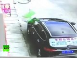 CCTV: Niño de 3 años cae de tercer piso en China golpeando carro y saliendo ileso