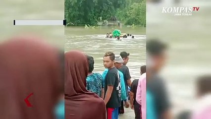 Viral! Warga Nekat Membawa Keranda Jenazah Menerjang Banjir