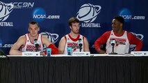 Jugador de baloncesto tiene Momento embarazoso en Conferencia de Prensa