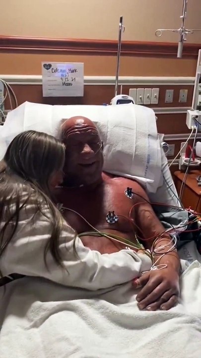 Mark Coleman, le héros du MMA, sort du coma après avoir sauvé ses parents d'un incendie dévastateur!