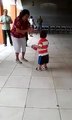 Niño enseña a su abuelita a bailar
