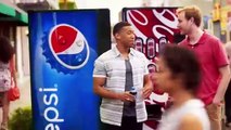 Pepsi se burla de osos polares de Coca Cola  en nuevo comercial (Versión en Inglés)