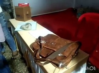 गुजरात की एक कार मेंतीन लाख से नकद जब्त