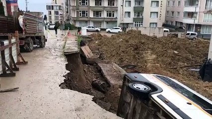 Park halindeki okul servisi inşaat alanına devrildi