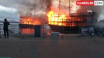 İki tur teknesi alev alev yandı, ekipler seferber oldu