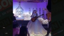 Düğününde elektro gitar çalan gelin