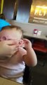 Reacción de un bebe tras usar sus lentes por primera vez